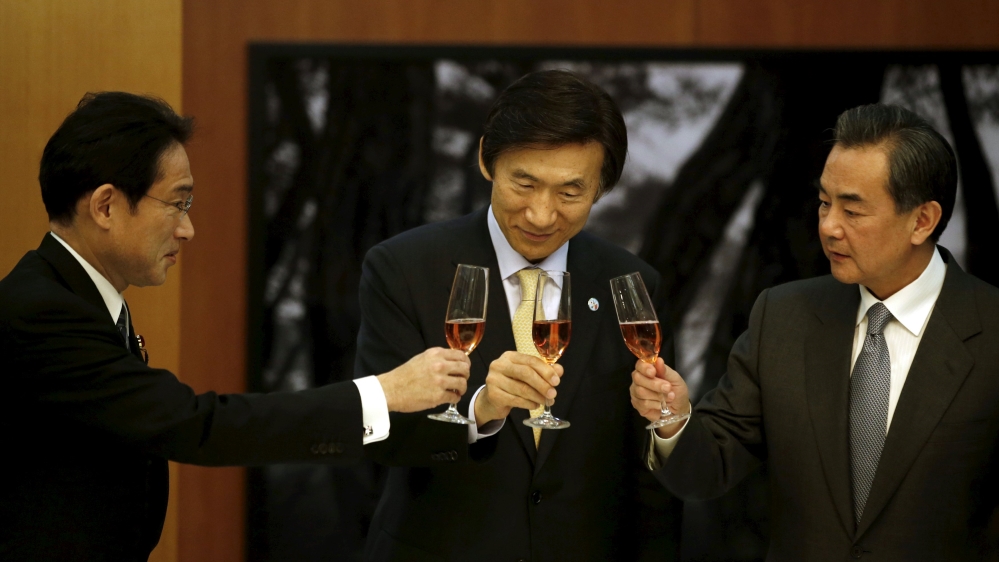 Từ trái sang: Ngoại trưởng Hàn Quốc Yun Byung-se, Ngoại trưởng Nhật Bản Fumio Kishida và Ngoại trưởng Trung Quốc Vương Nghị cụng ly trong một buổi tiệc tại Seoul - Ảnh: Reuters
