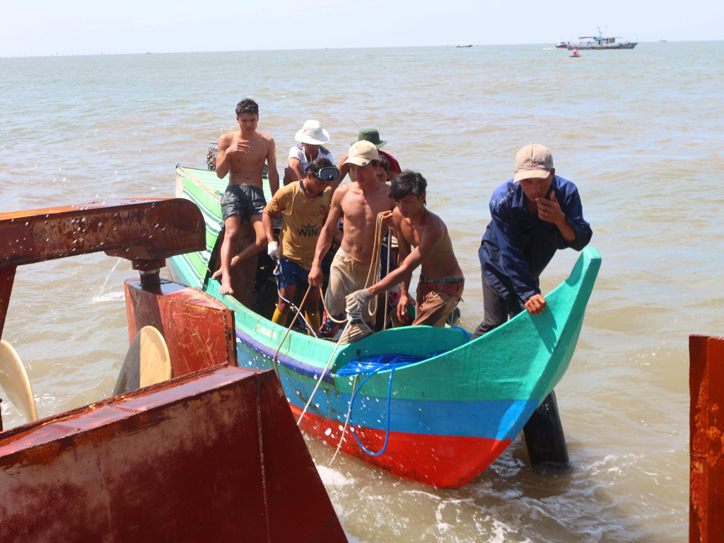 Các ngư dân lặn biển chuyên nghiệp được điều động tới để cứu người - Ảnh: Hoài Nhơn