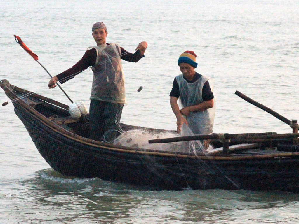 Ở vùng ven biển Hoằng Hóa có hàng chục phụ nữ trên dưới 60 tuổi ngày ngày cùng chồng đạp sóng ra khơi đánh cá - Ảnh: Ngọc Minh