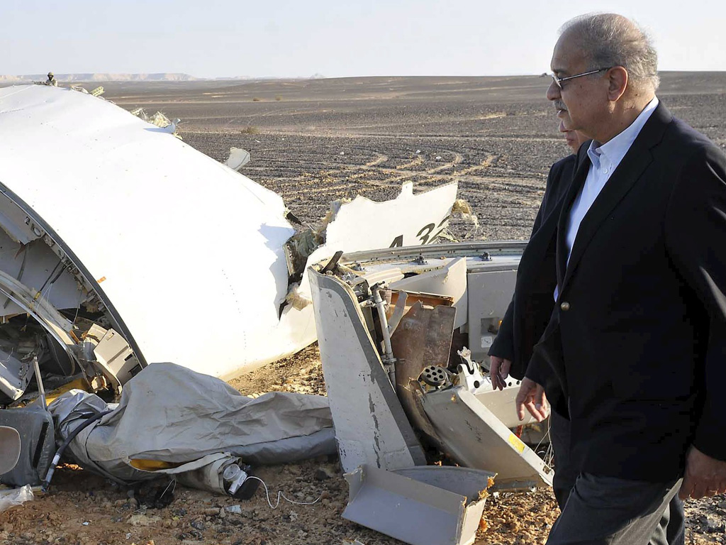  Thủ tướng Ai Cập tại hiện trường máy bay rơi - Ảnh: Reuters