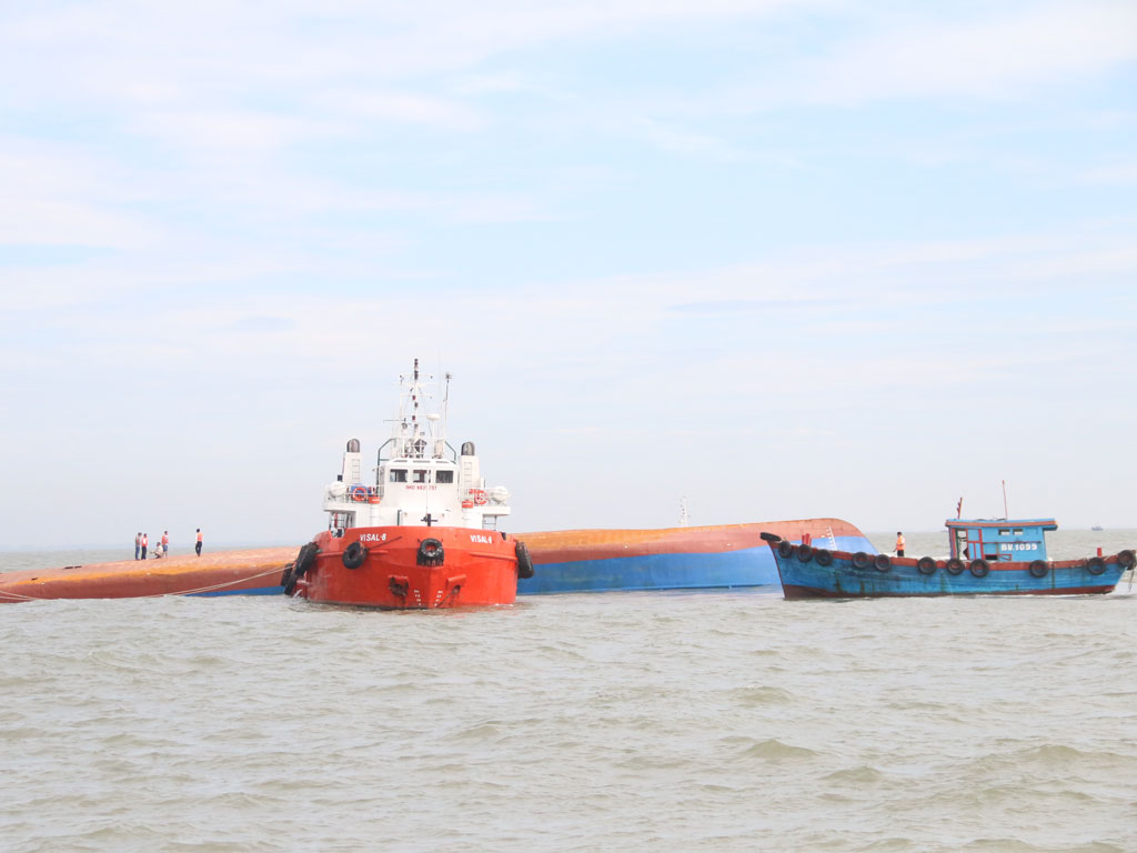 Tàu Hoàng Phúc 18 dự kiến được trục vớt vào ngày 3.11 - Ảnh: Nguyễn Long