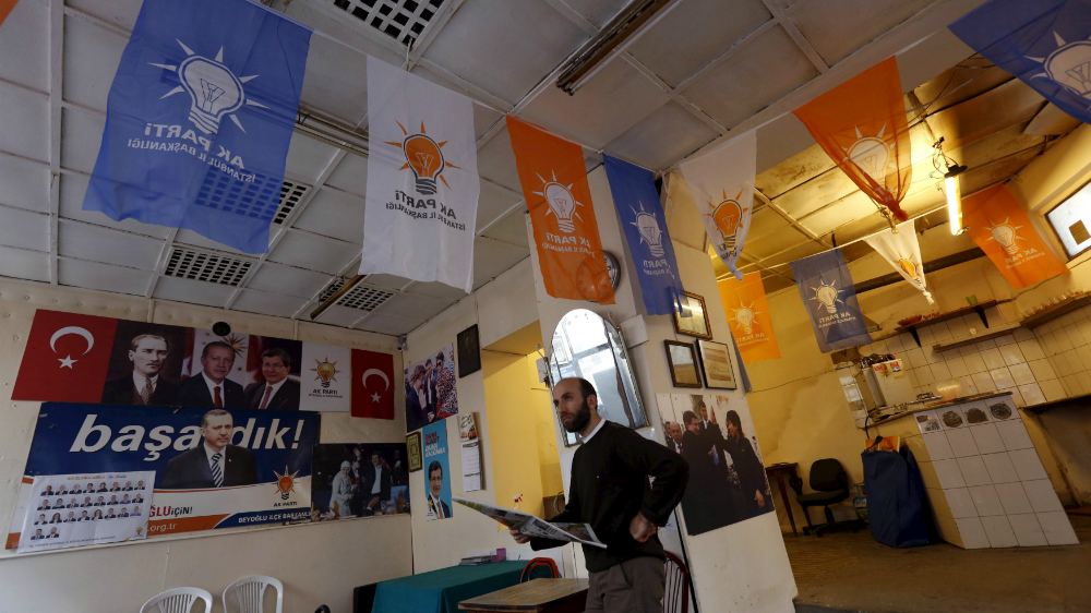 Một văn phòng phụ trách chiến dịch tranh cử của AKP tại Istanbul, Thổ Nhĩ Kỳ - Ảnh: Reuters