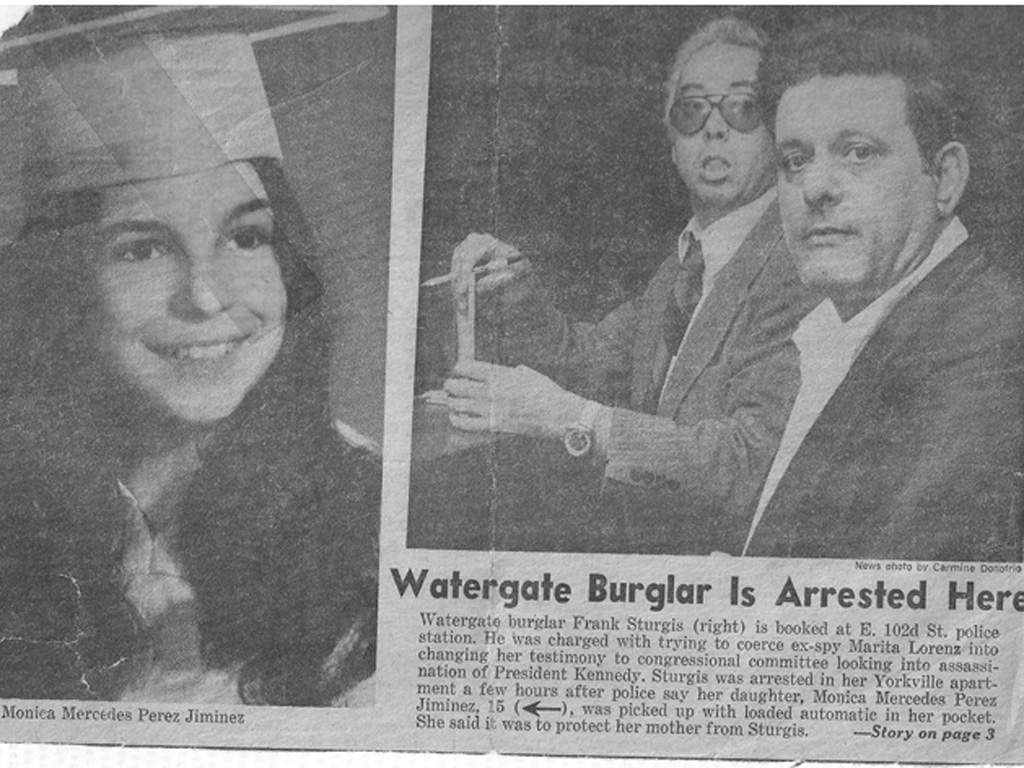 Bài báo trang nhất của tờ New York Daily News về vụ Frank Sturgis xông vào nhà Marita Lorenz năm 1977, ảnh bên cạnh là Monica Jiménez - Ảnh: The Tico Times