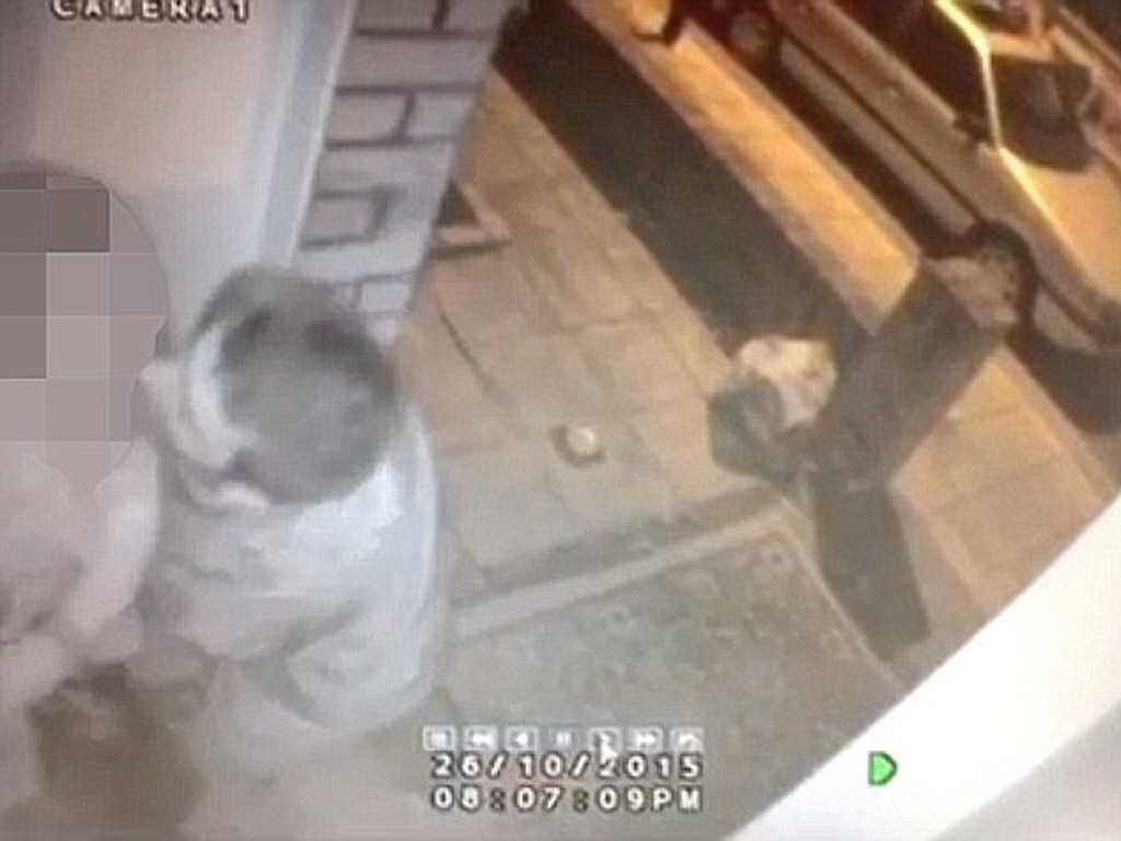 Khoảnh khắc thủ phạm tấn công một phụ nữ ngay trước cổng nhà ở Clapham - Ảnh: Chụp từ clip