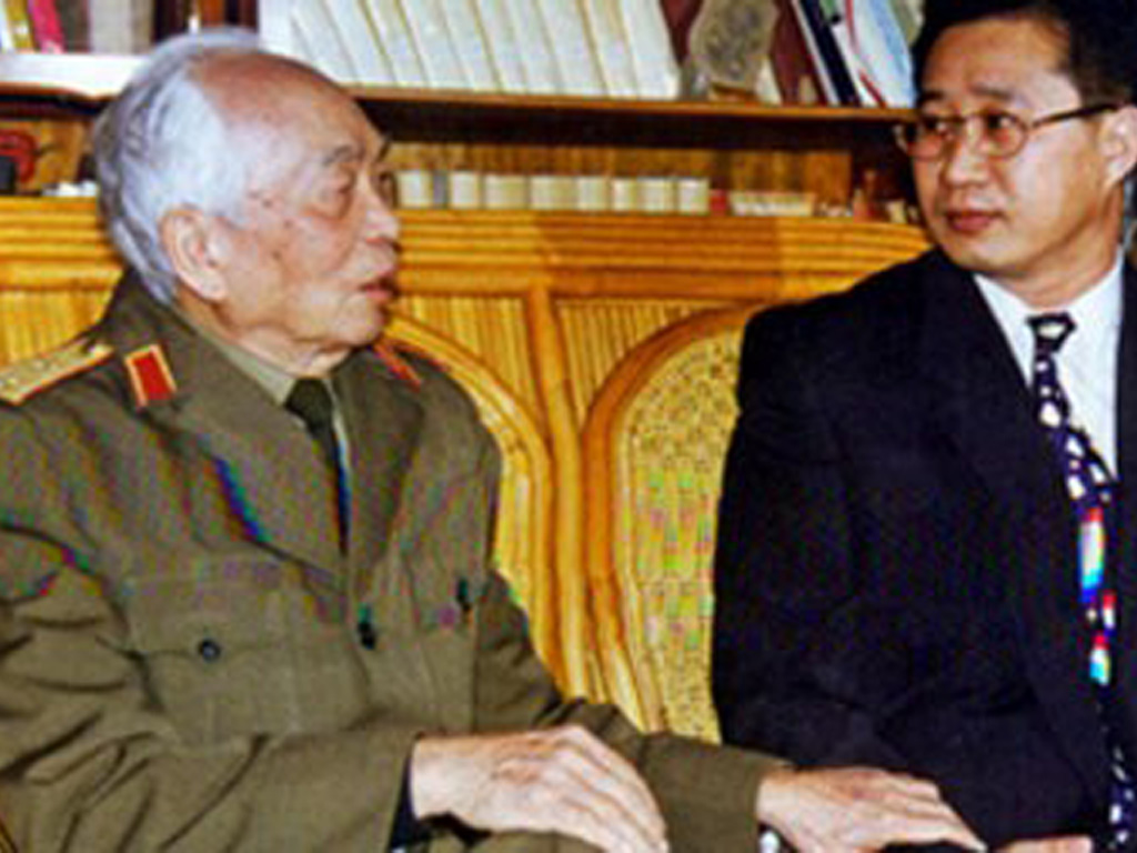 Đại tướng Võ Nguyên Giáp tiếp ông Lý Xương Căn năm 1998 - Ảnh: Tư liệu