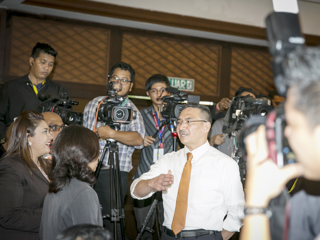 Bộ trưởng Quốc phòng Malaysia, Hishammuddin Hussein trả lời phỏng vấn báo giới - Ảnh: Lam Yên