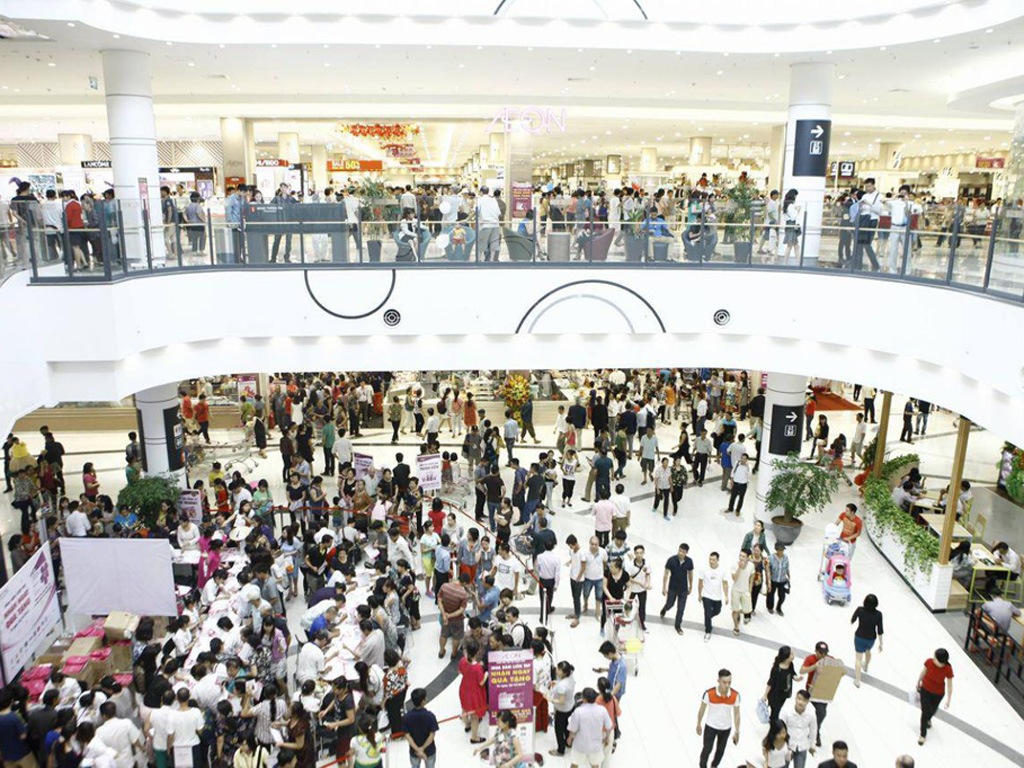 Người dân mua sắm tại Aeon Mall Long Biên đông nghẹt trong những ngày đầu mới mở cửa