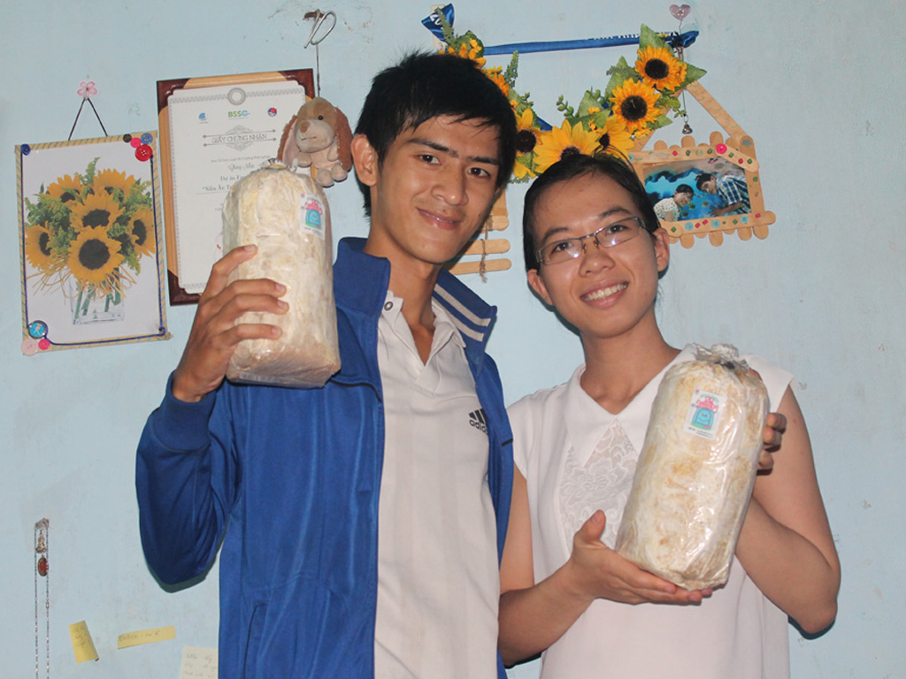 Kim Khanh (trái) và Diễm Hằng cầm trên tay sản phẩm Nấm sạch tại nhà của mình