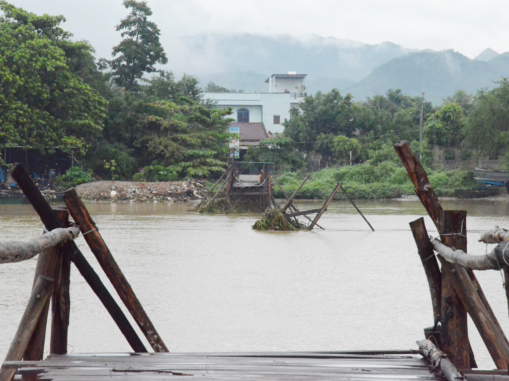 Đoạn cầu Phú Kiểng bị nước cuốn trôi - Ảnh: Nguyễn Chung