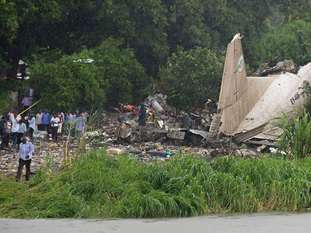 Hiện trường máy bay rơi tại Nam Sudan ngày 4.11 - Ảnh: AFP