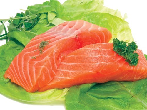 Cá hồi chứa nhiều dưỡng chất tốt cho bệnh nhân thận - Ảnh: Shutterstock