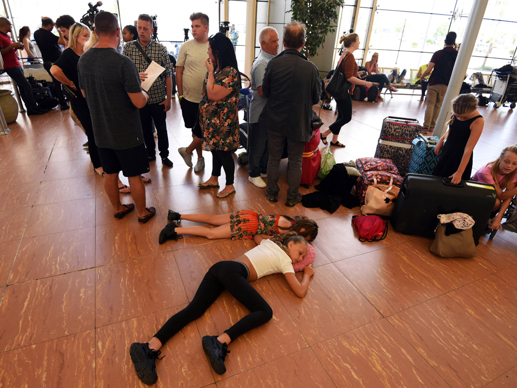 Du khách kẹt tại sân bay Sharm el-Sheikh ngày 6.11 - Ảnh: AFP