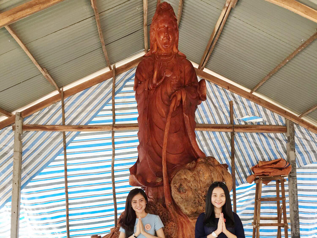 Nhất Hương, Tam Triều Dâng bên tượng Quan thế âm Bồ Tát do gia đình hiến tặng cho chùa