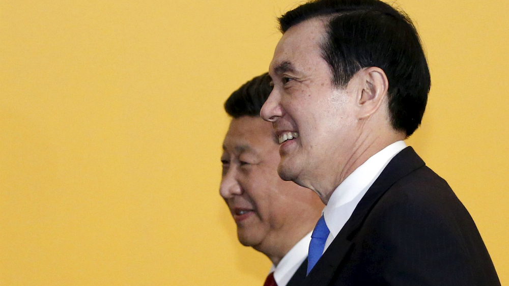 Ông Tập Cận Bình và ông Mã Anh Cửu trong cuộc gặp tại Singapore ngày 7.11 - Ảnh: Reuters