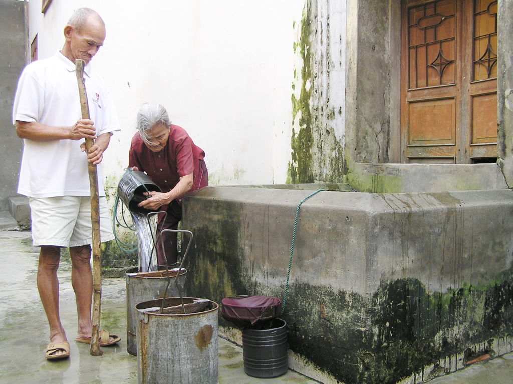 Cụ Nguyễn Đường - đang giữ kỷ lục “người gánh nước thuê trong thời gian dài nhất tại VN” - Ảnh: Diệu Hiền