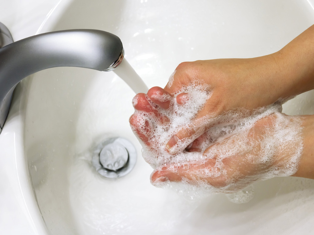 Rửa tay thường xuyên được coi là một cách để tránh bệnh cúm - Ảnh: Shutterstock