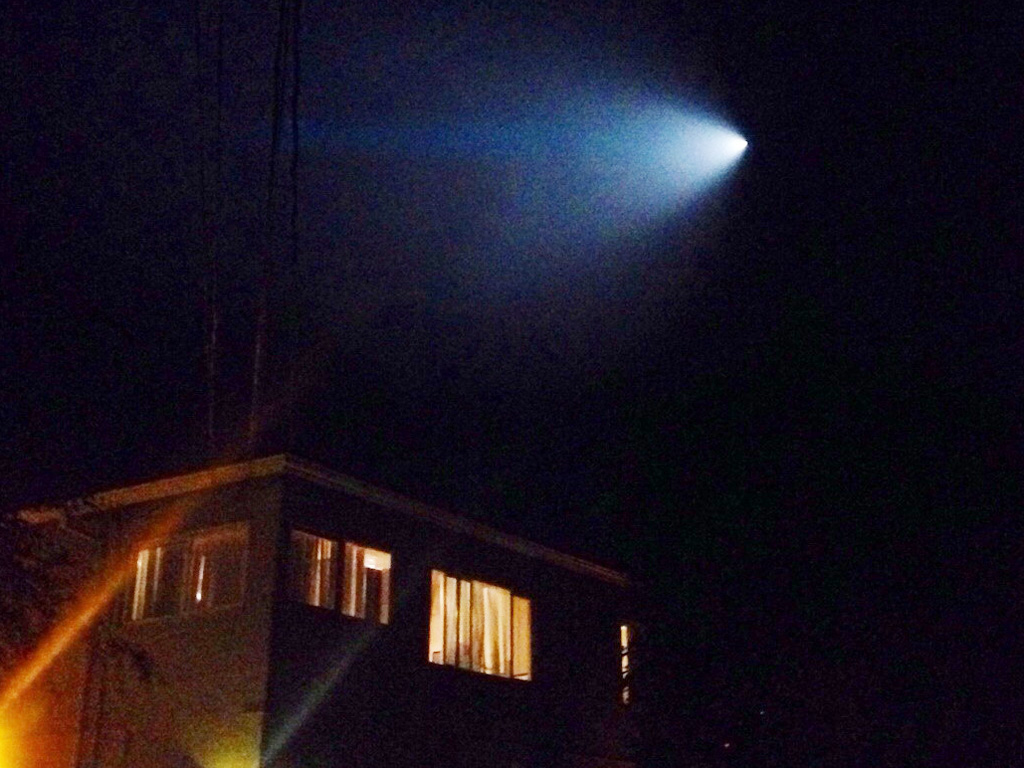 Quầng sáng lạ trên bầu trời Los Angeles đến từ tên lửa Trident của Mỹ - Ảnh: Chụp lại từ Twitter