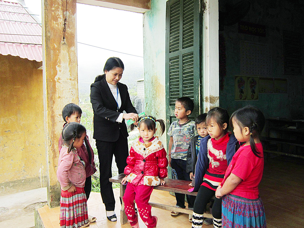 Cô giáo Vinh chăm sóc học sinh sau giờ dạy học - Ảnh: Huyền Trang