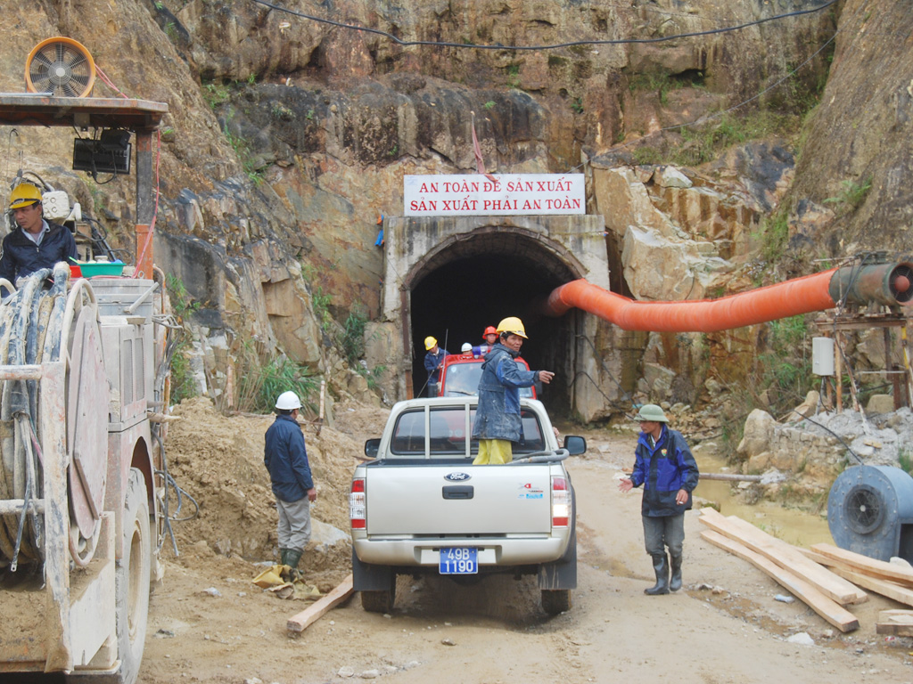 Hiện trường công trình đường hầm dẫn nước thủy điện Đạ Dâng bị sập ngày 16.12.2014 khiến 12 người bị “nhốt” trong hầm suốt 4 ngày