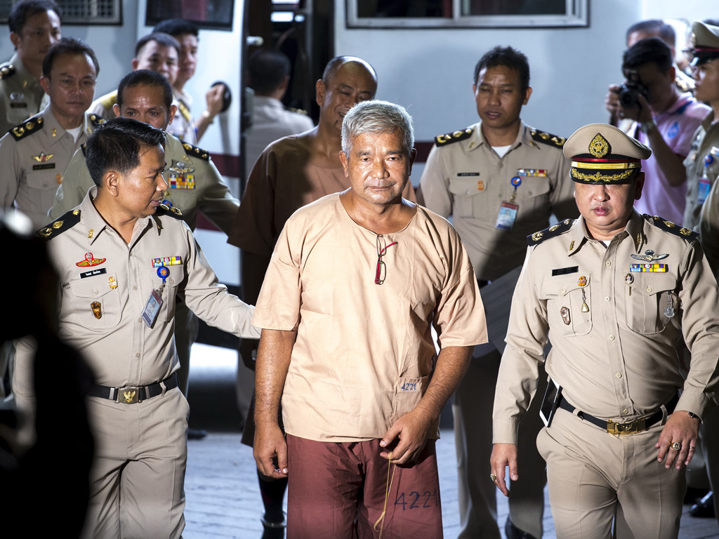 Trung tướng Manas Kongpan (giữa) bị dẫn giải đến phiên tòa ở Bangkok - Ảnh: Reuters