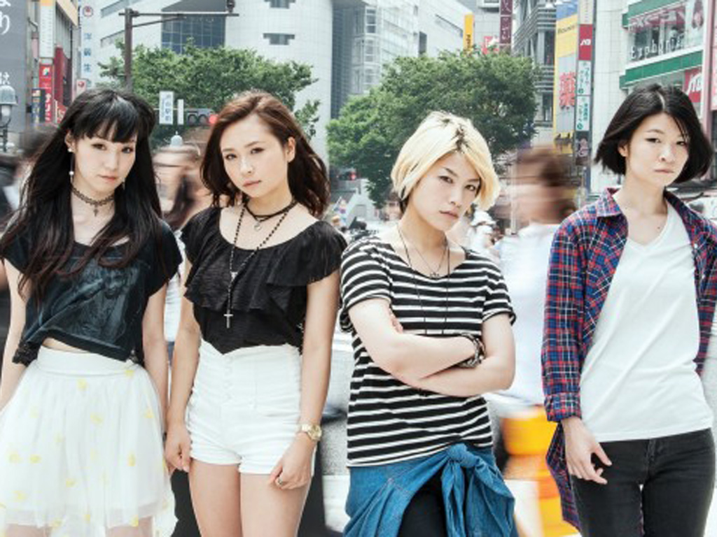 Ca sĩ Erica (thứ hai từ trái sang) và nhóm nhạc Draft King - Ảnh: Tokyo Girls Update