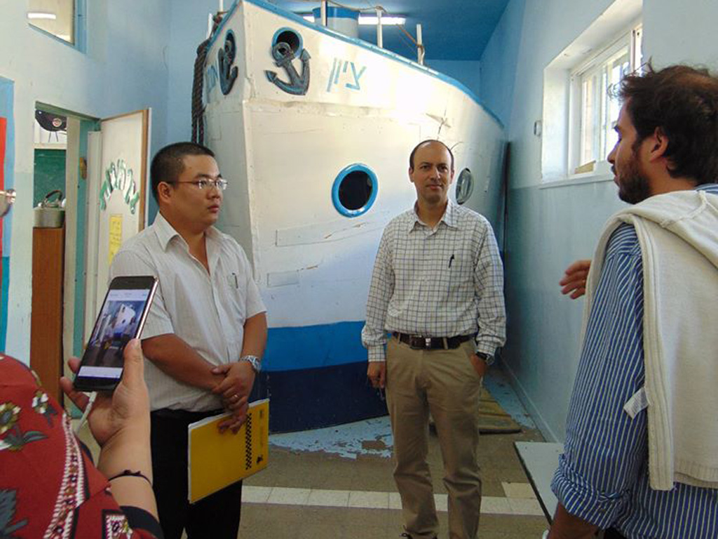 Thầy Hiệu trưởng Trường tiểu học Uziel Dugma (giữa) giới thiệu về con tàu trong phòng học lịch sử ở trường - Ảnh: Thu Hà