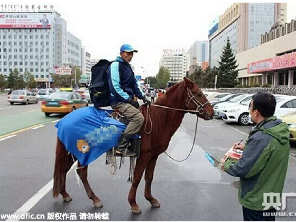 Nhân viên giao hàng trên lưng ngựa - Ảnh chụp màn hình trang tin CCTV News