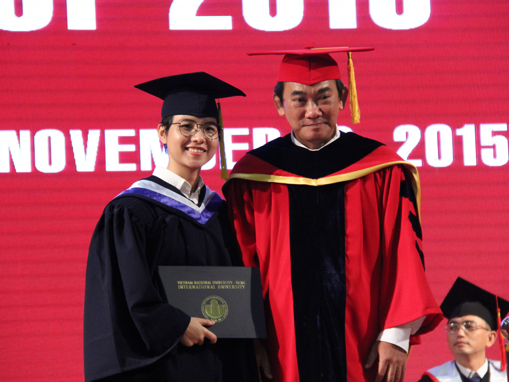 PGS-TS Hồ Thanh Phong, Hiệu trưởng Trường ĐH Quốc tế (phải) trao bằng cho Vũ Cát Tường sáng 12.11 - Ảnh: Hà Ánh