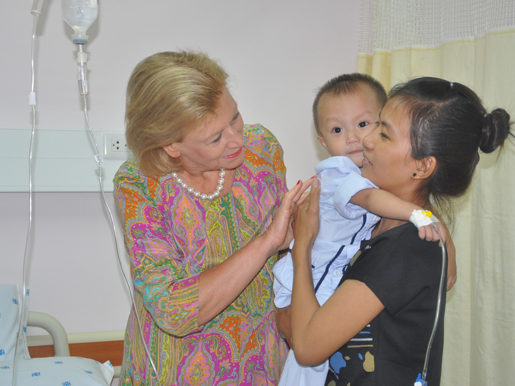 Chuyên gia Đức thăm trẻ em mổ tim tại Trung tâm Tim mạch Bệnh viện đại học Y Dược TP.HCM ngày 12.11 - Ảnh: Thanh Tùng