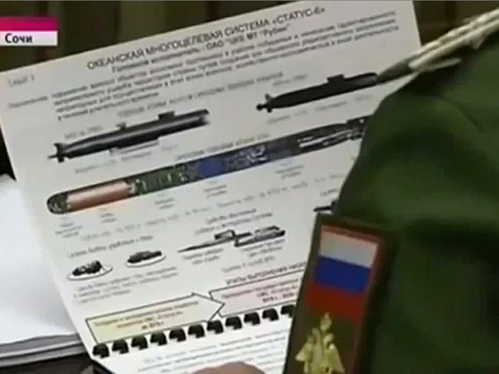 Khoảnh khắc một quan chức Nga cầm tài liệu mật được phát trên truyền hình - Ảnh: Cắt từ clip