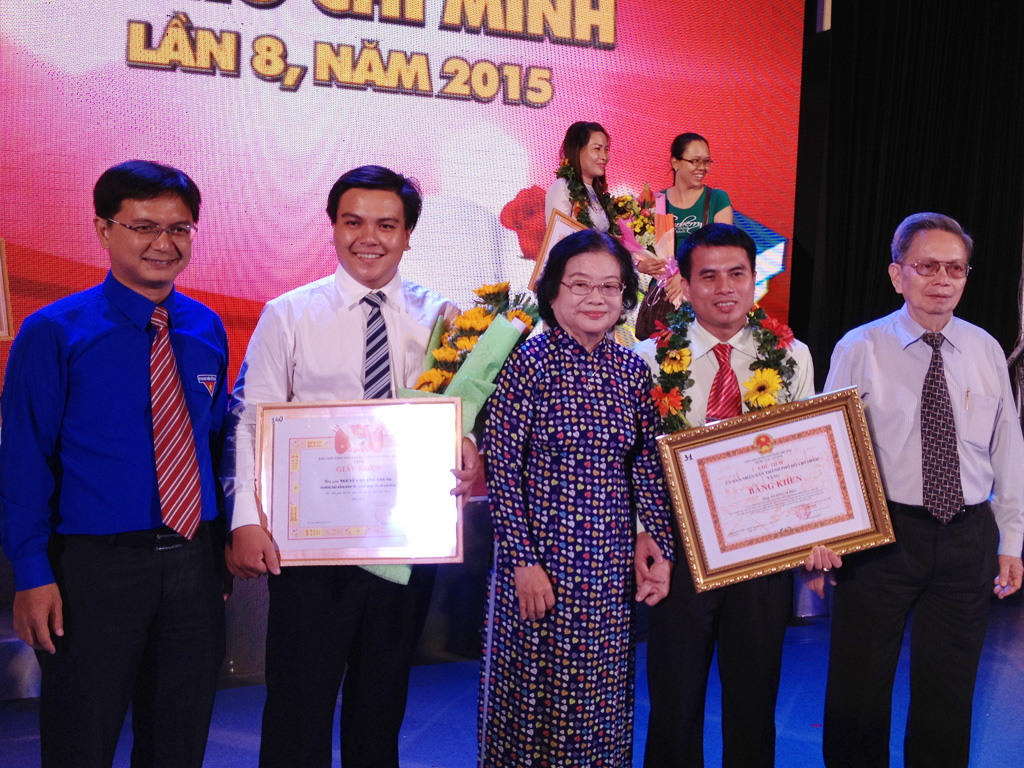 Nguyên Phó chủ tịch nước Trương Mỹ Hoa trao bằng khen cho các gương đạt danh hiệu “Nhà giáo trẻ tiêu biểu TP.HCM” năm 2015 - Ảnh: Lê Thanh