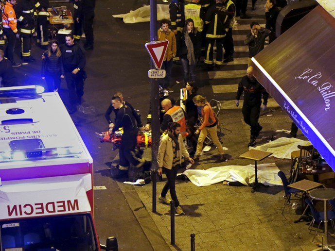 Hiện trường một trong những nơi bị tấn công khủng bố tại thủ đô Paris (Pháp) đêm 13.11 - Ảnh: Reuters