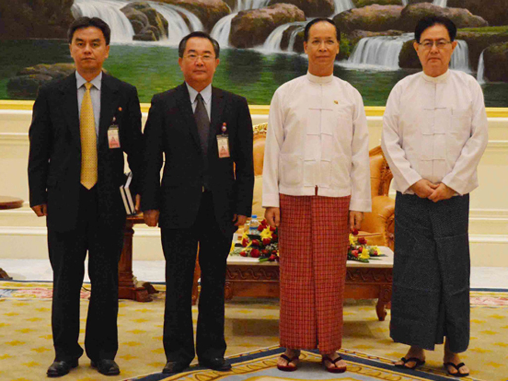 Đại sứ Triều Tiên tại Myanmar, Kim Sok Chol (thứ 2 từ trái qua) chụp ảnh chung với các lãnh đạo Myanmar hồi năm 2014 - Ảnh: Va9n phòng Tổng thống Myanmar