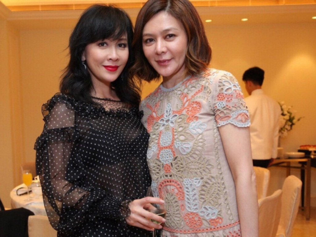 Nữ diễn viên Lưu Gia Linh và Quan Chi Lâm trong một sự kiện - Ảnh chụp màn hình trang Apple Daily