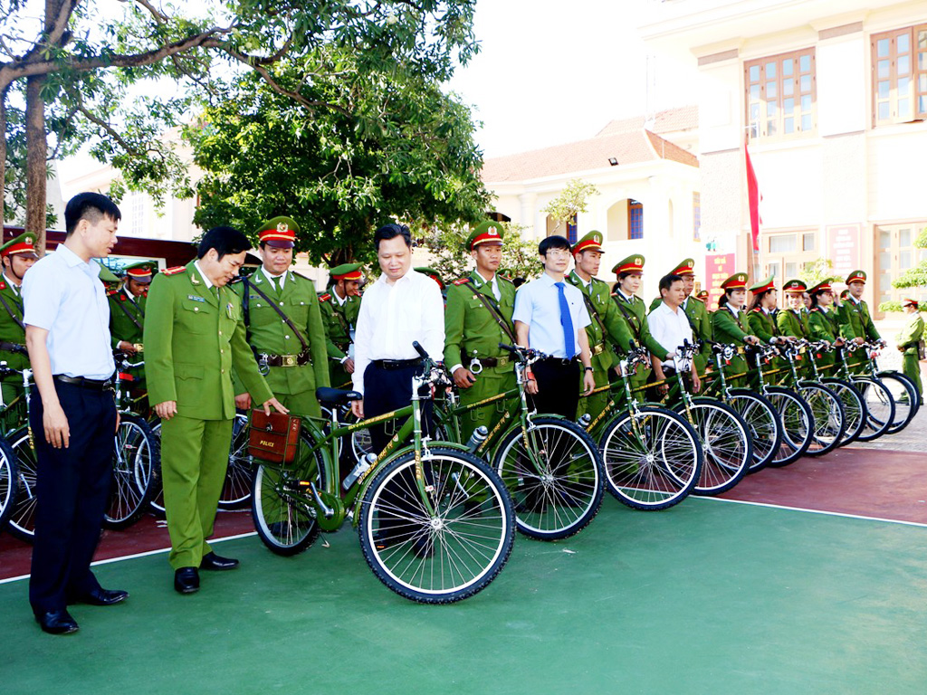 Lãnh đạo UBND tỉnh Quảng Bình, Công an tỉnh và Chi nhánh Ngân hàng TMCP Đầu tư và Phát triển VN kiểm tra các xe đạp chuyên dụng trước khi giao cho cán bộ chiến sĩ đi tuần tra - Ảnh: Trương Quang Nam