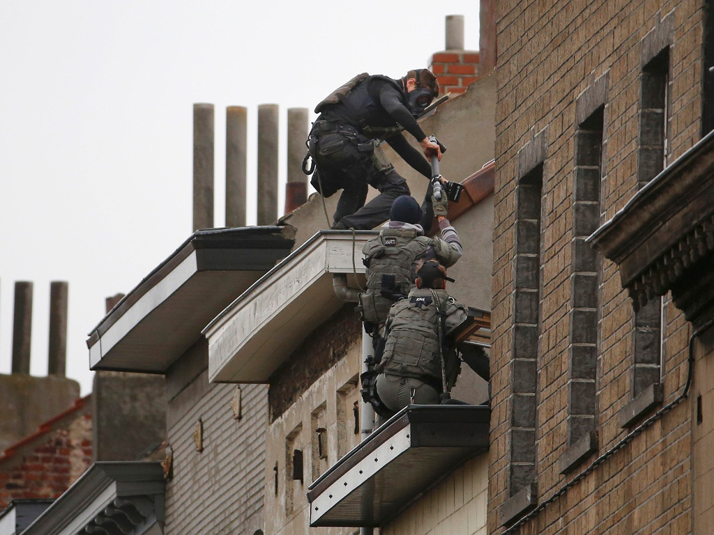 Cảnh sát Bỉ đột nhập vào nhà một nghi can khủng bố ở Molenbeek ngày 16.11 - Ảnh: Reuters