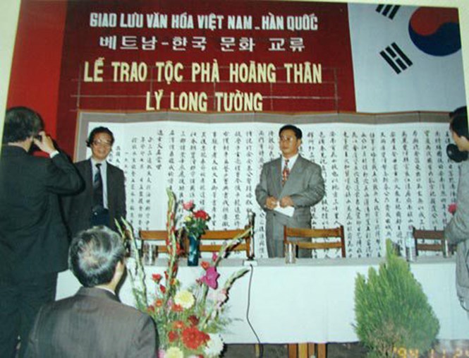 Lễ trao tộc phả Hoàng thân Lý Long Tường - Ảnh: T.L