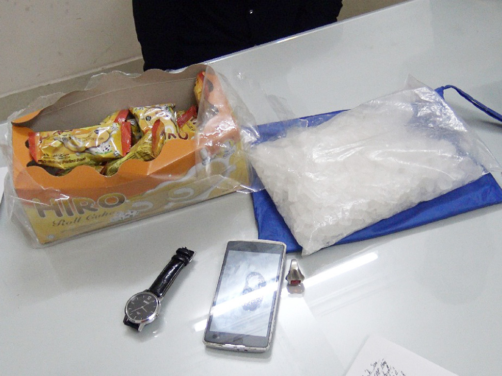Bốn giấu túi ma túy đá trong hộp bánh ngọt - Ảnh: Công an quận Hồng Bàng cung cấp