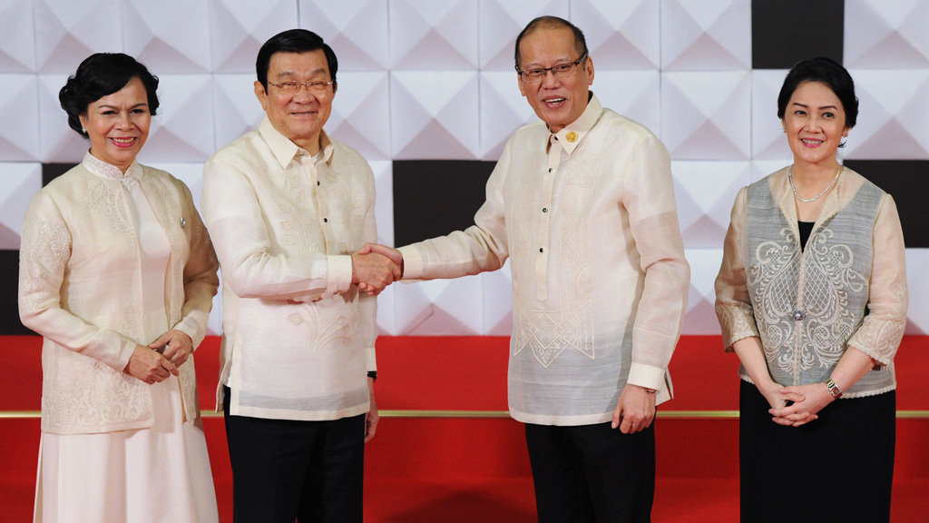 Tổng thống Benigno Aquino III đón Chủ tịch nước Trương Tấn Sang và phu nhân ngày 18.11 - Ảnh: AFP