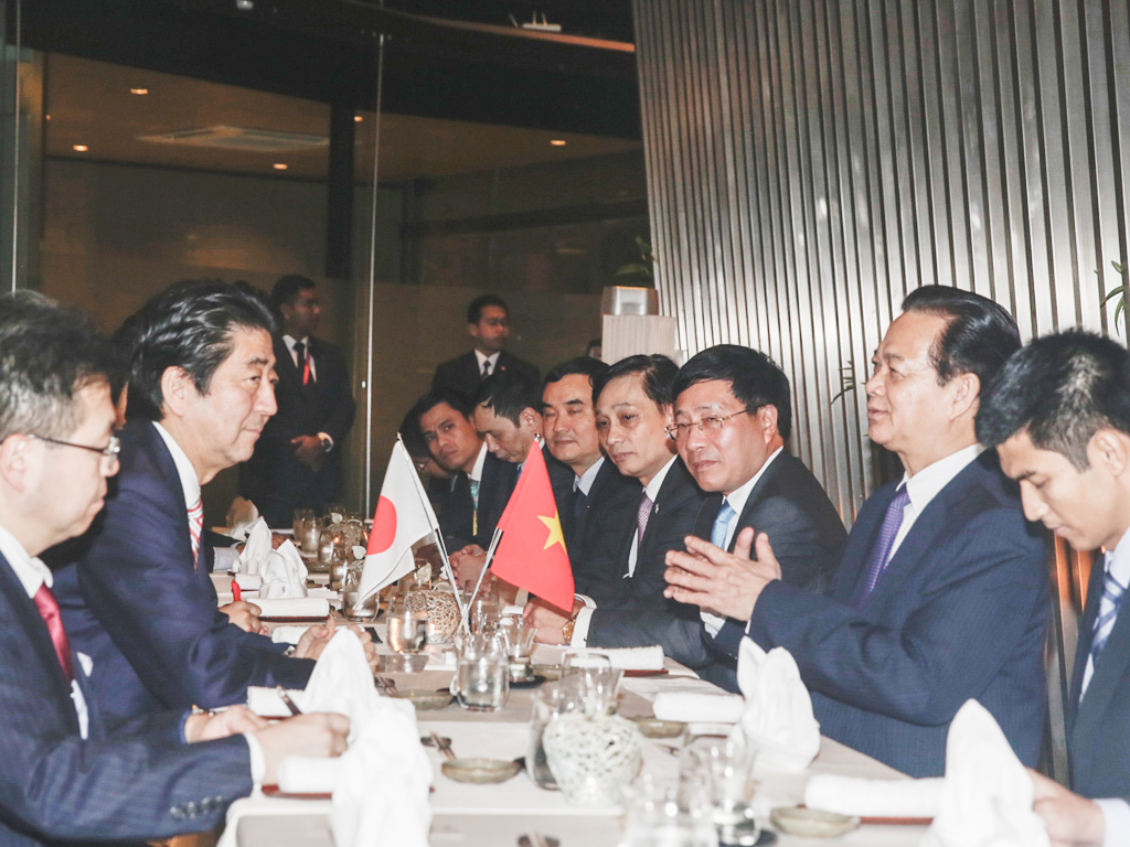 Thủ tướng Nguyễn Tấn Dũng có buổi ăn tối thân mật với Thủ tướng Nhật Bản Shinzo Abe ngày 20.11 - Ảnh: Lam Yên