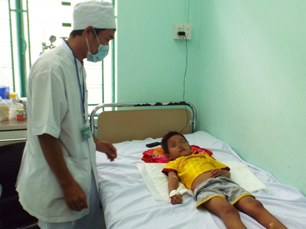 Cháu Quân đang được chăm sóc tại Bệnh viện Bệnh Nhiệt đới tỉnh Khánh Hòa