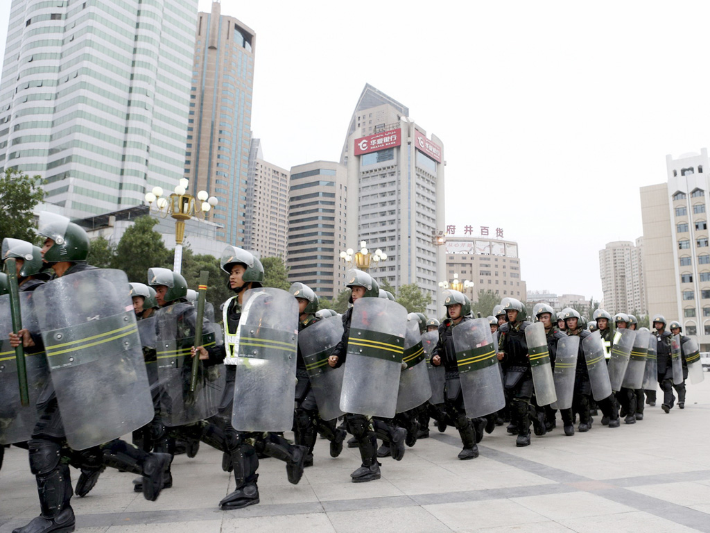 Cảnh sát Trung Quốc trong một chiến dịch an ninh ở Tân Cương - Ảnh: Reuters