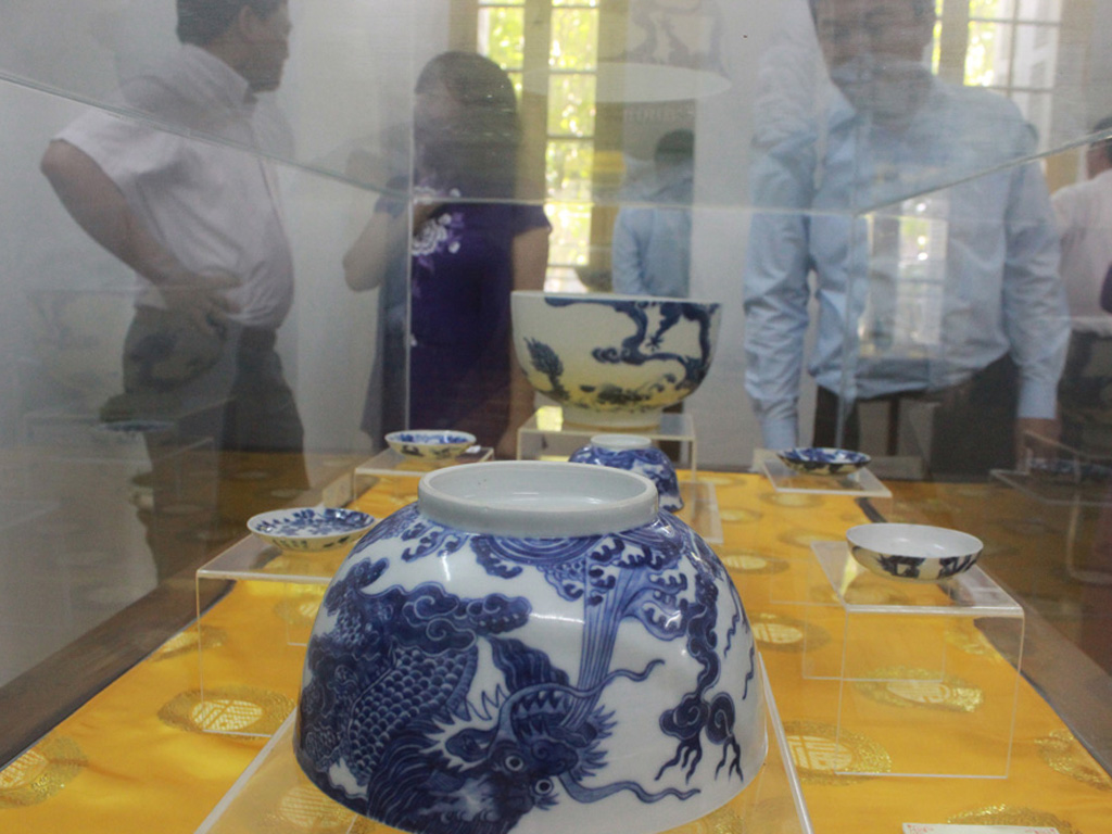 Các đại biểu xem đồ sứ ký kiểu độc đáo của nhà sưu tập Nguyễn Hữu Hoàng - Ảnh: B.N.L