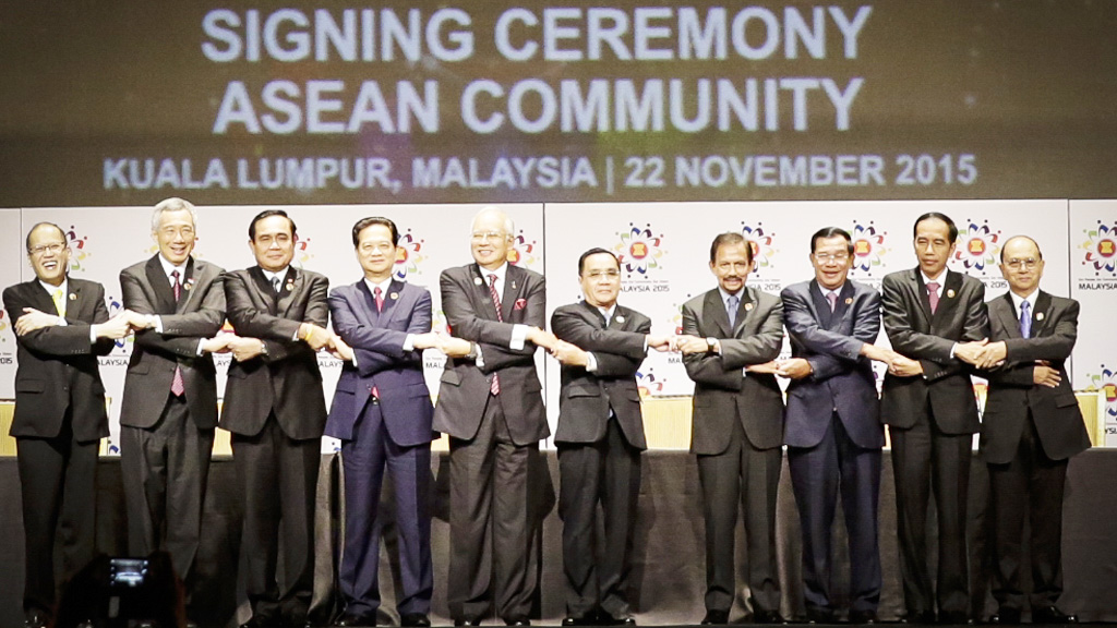Các nhà lãnh đạo ASEAN tại lễ ký thành lập Cộng đồng ASEAN 2015 - Ảnh: Lam Yên