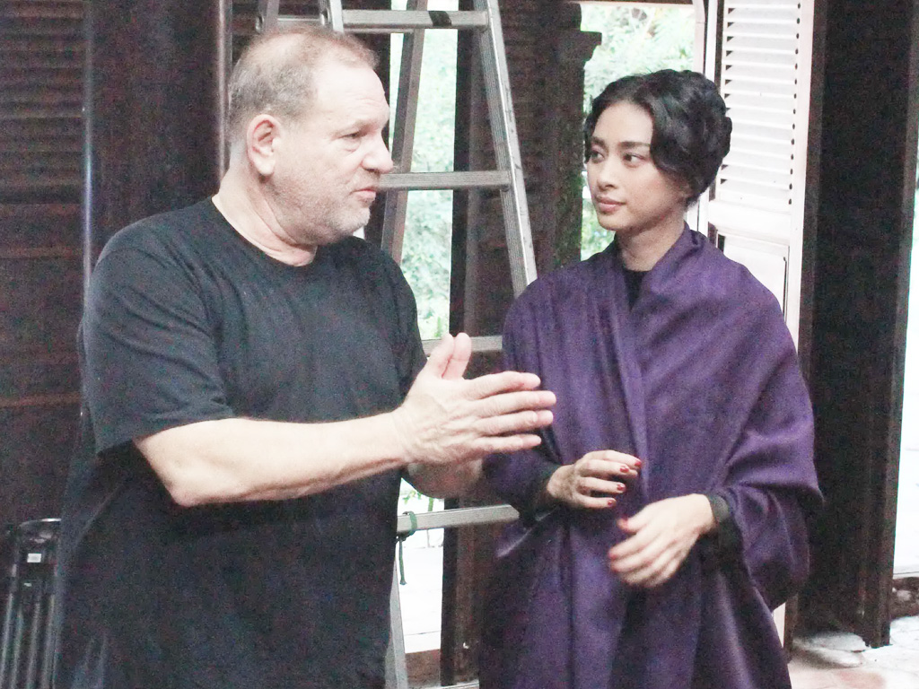 Harvey Weinstein và Ngô Thanh Vân tại phim trường VN - Ảnh: N.T.V