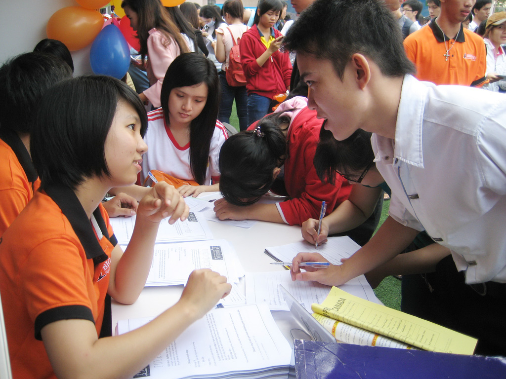 Sinh viên tham gia ngày hội việc làm do Nhà văn hóa Thanh niên TP.HCM tổ chức - Ảnh: Đào Ngọc Thạch