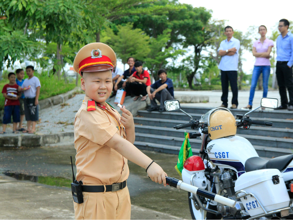  Với sự giúp đỡ của Phòng CSGT (Công an TP.Đà Nẵng), Đỗ Tuấn Dũng đã “hóa thân” thành một “binh nhì” với đầy đủ trải nghiệm - Ảnh: Hoàng Sơn