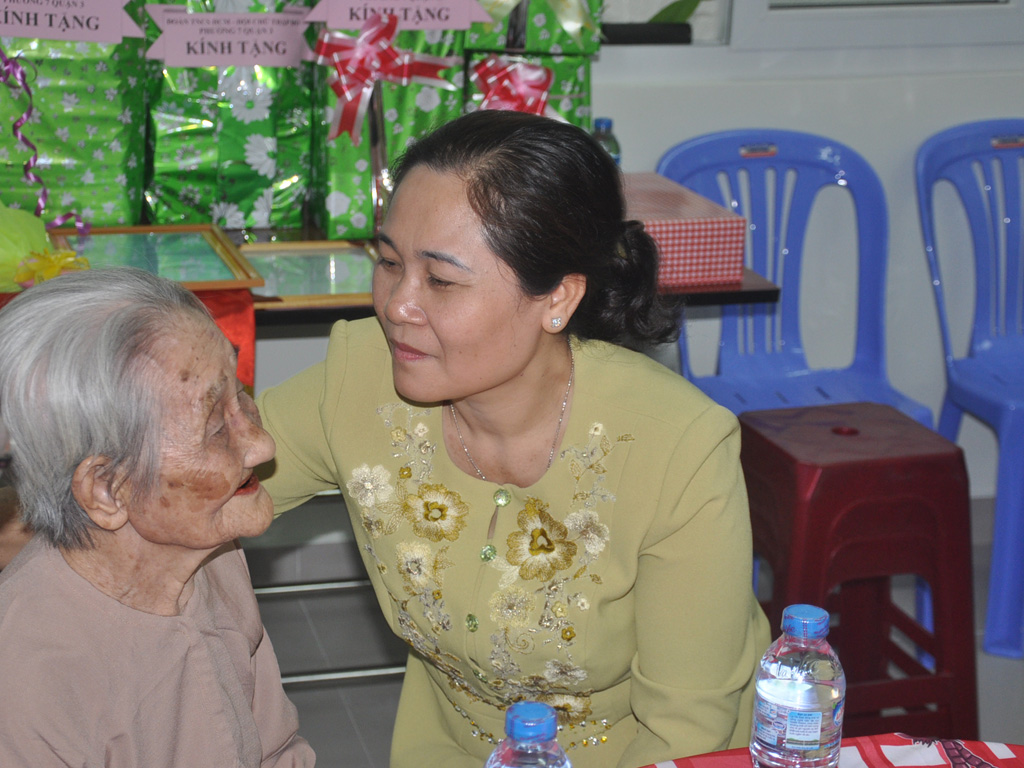 Bà Nguyễn Thị Lệ, Trưởng ban Dân vận Thành ủy TP.HCM chia vui cùng cụ bà Nguyễn Thị Tỷ