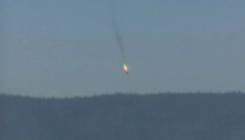 Hình ảnh từ video cho thấy máy bay Nga bị bắn rơi xuống một cánh rừng ở Syria khu vực gần biên giới Thổ Nhĩ Kỳ - Ảnh: Reuters