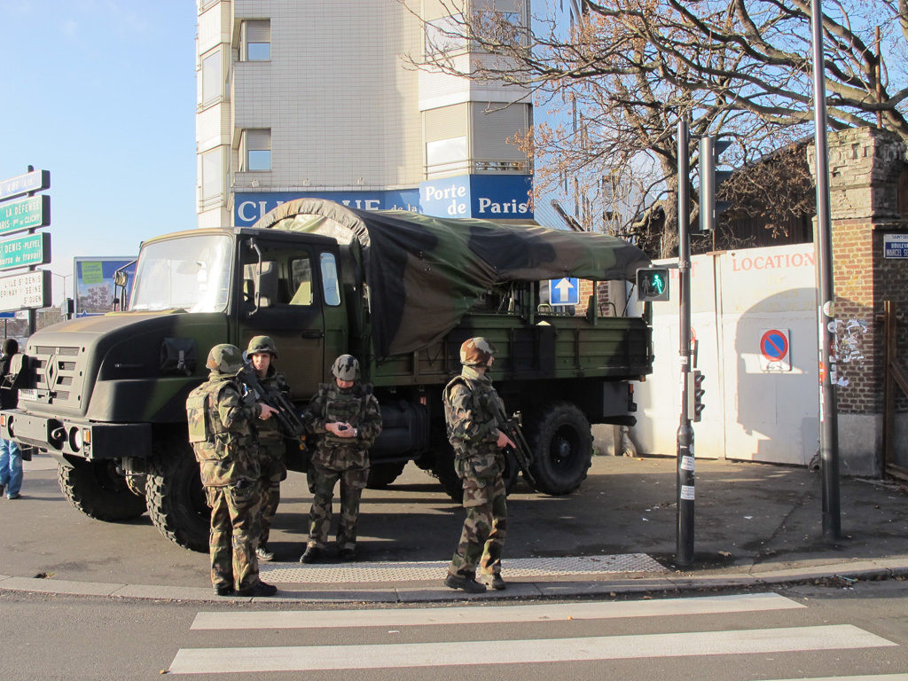 Các binh sĩ canh gác tại ngoại ô Saint-Denis của Paris - Ảnh: Lan Chi